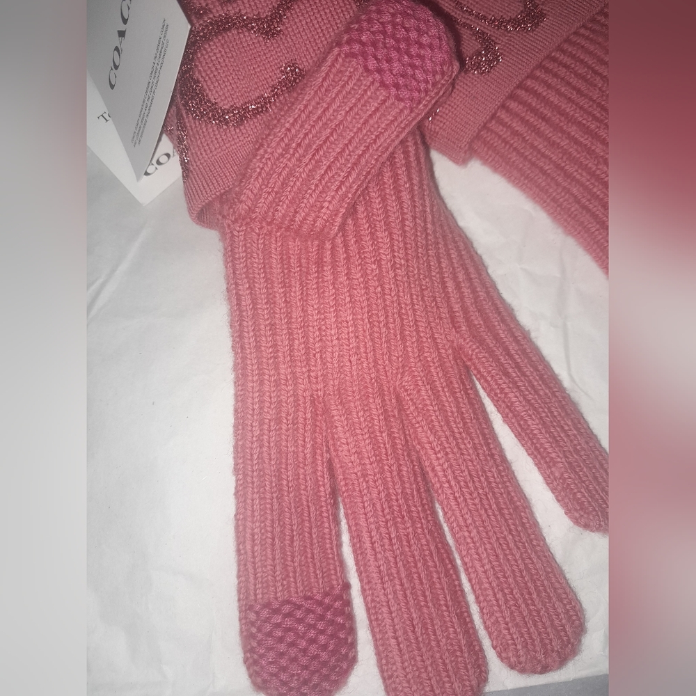 New Coach Knit Singature Tech Gloves In Watermellon ❄️ NWT (FIRM) - Picture 2 of 5